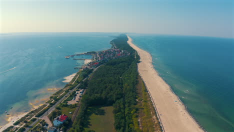 drone volando sobre la península de hel en polonia en un soleado día de verano