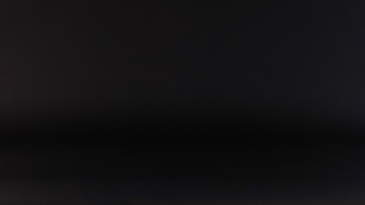 una pelota amarilla rebota en una superficie negra