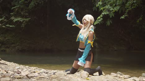 cosplayer de anime recoge sus llaves del suelo entre rocas en un lugar natural increíble