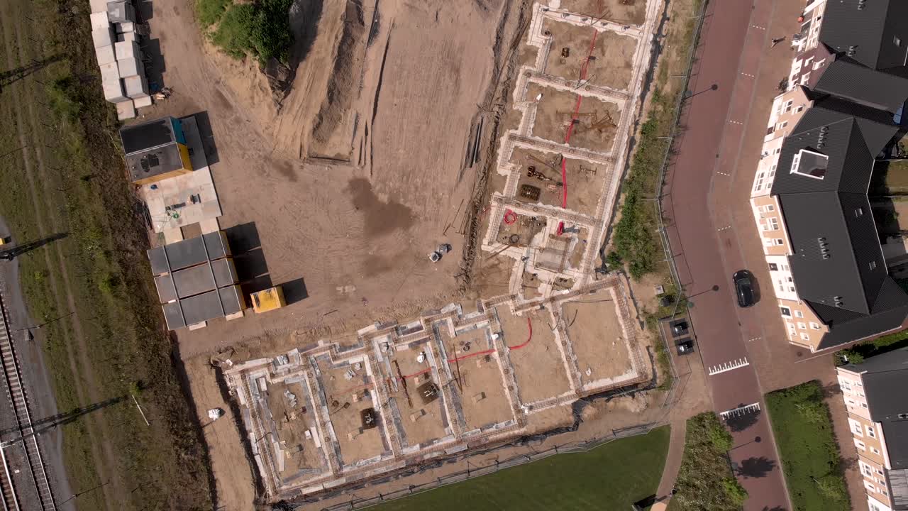 plano ascendente vista aérea del sitio de construcción de ubuntuplein en el desarrollo urbano contemporáneo proyecto de inversión inmobiliaria que revela el vecindario de noorderhaven