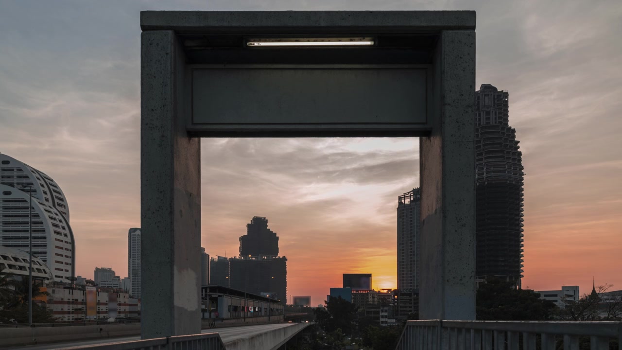 Un amanecer en 4K a través de un arco en la estación BTS Saphan Taksin, Bangkok, Tailandia