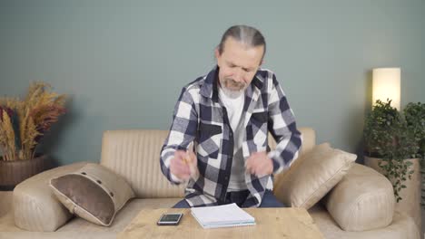 el hombre está bailando de una manera divertida.