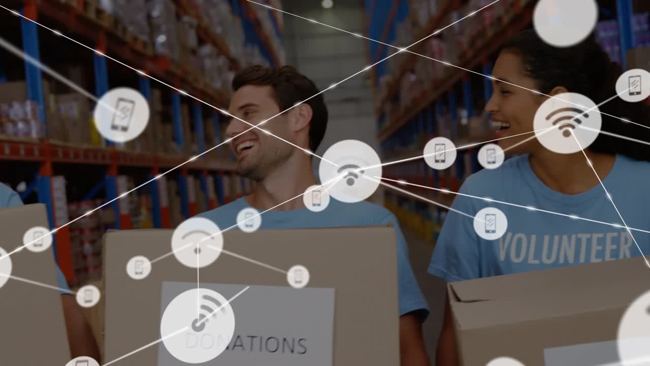 Animazione di una rete di connessioni con icone su diverse persone in un magazzino.
