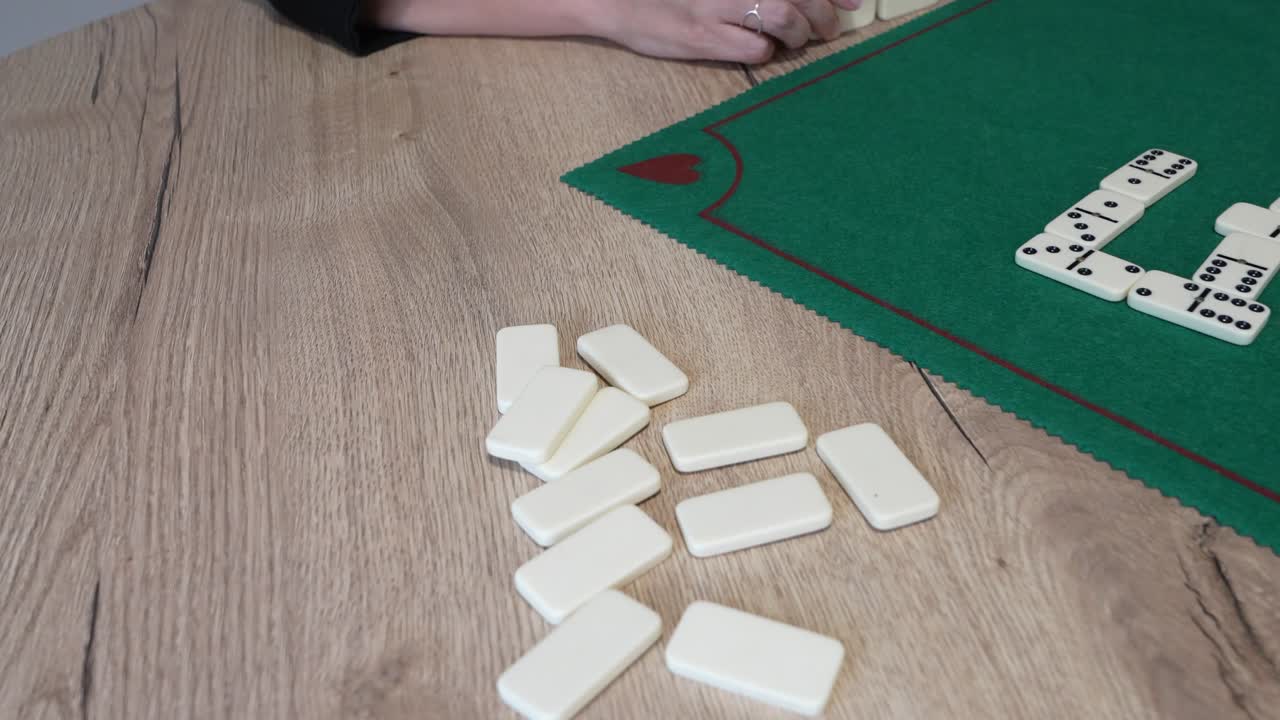 Dominospil på et bord