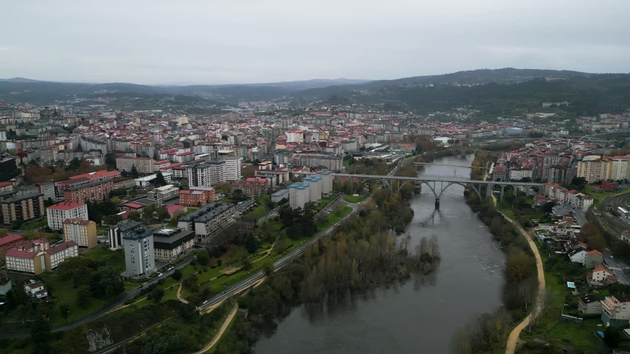 panorámica aérea que establece la vista de ourense en galicia, españa uner cielos de invierno gris oscuro