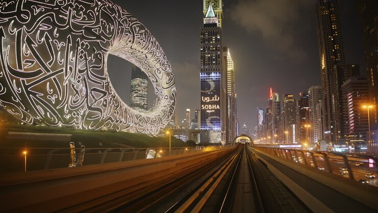 Vue subjective du paysage urbain de Dubaï de nuit depuis un train de métro.