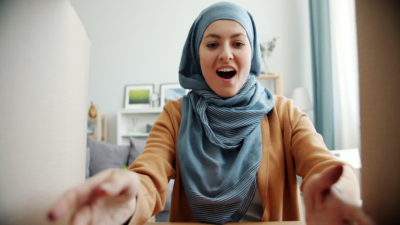 기게 선물을 열고 있는 여자