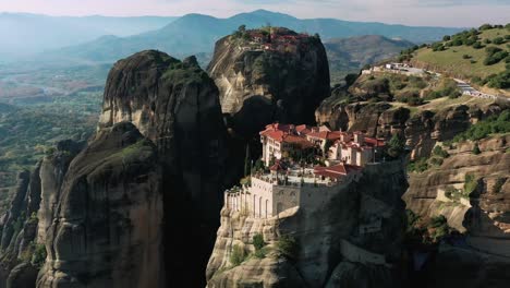 Meteora-Es-Una-Formación-Rocosa-En-Grecia-Que-Alberga-Uno-De-Los-Mayores-Complejos-Construidos-De-Monasterios-Ortodoxos-Orientales