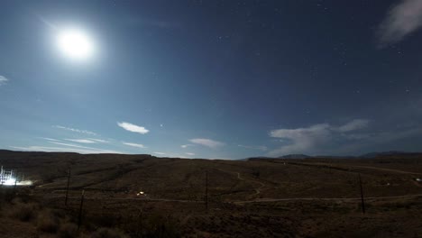 Larga-Exposición-Nocturna-Con-Estrellas-Y-Nubes,-Luna-Llena,-Gran-Angular,-Perforar