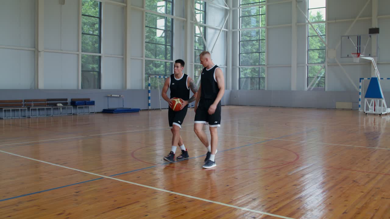 Dois jogadores de basquete na quadra