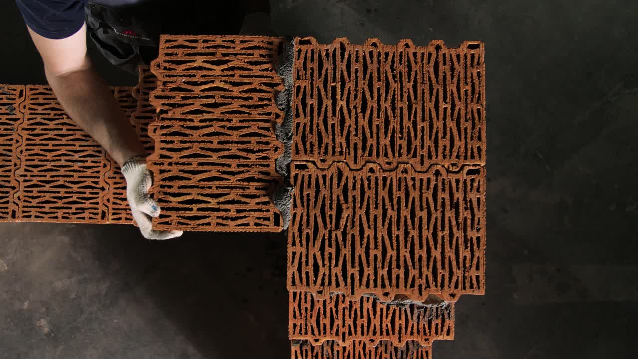 테라코타 타일을 놓는 것