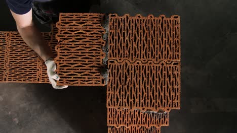colocación de azulejos de terracota