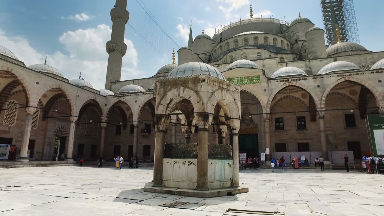la mezquita azul del harén. video de la mezquita del sultán ahmet filmado desde el harén de la mesquita en estambul en un soleado día de primavera