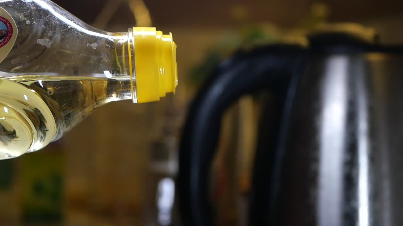 요리 기름을 부어 넣는 것