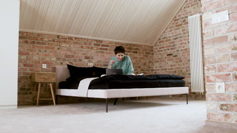 mujer haciendo videollamada en la cama