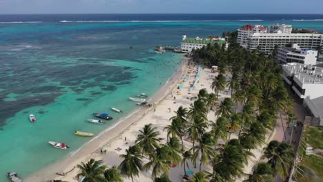 es conocida como la isla del mar de los siete colores esta isla colombiana