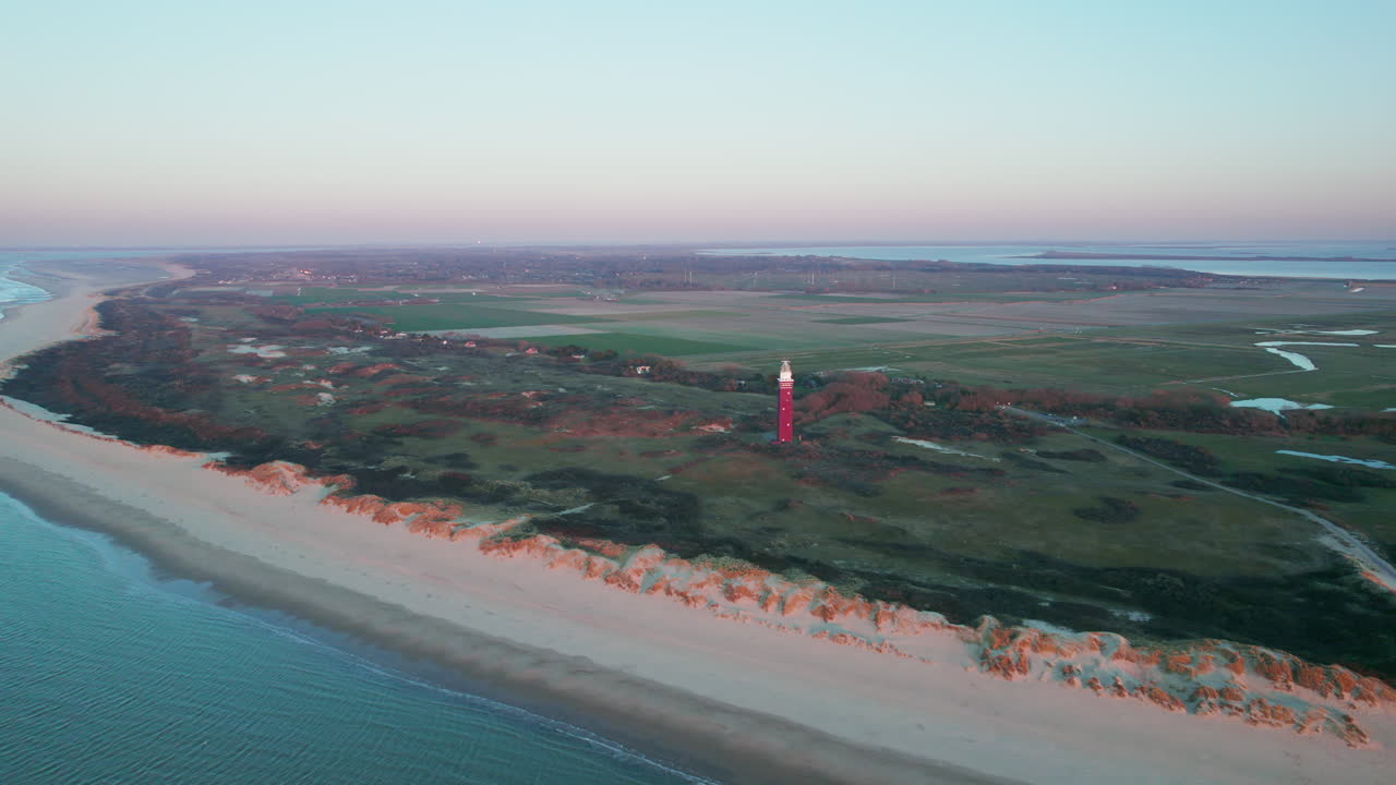 westhoofd, ouddorp, south holland, 네덜란드에 빈티지 붉은 벽돌 등대가 있는 모래 언덕 해변