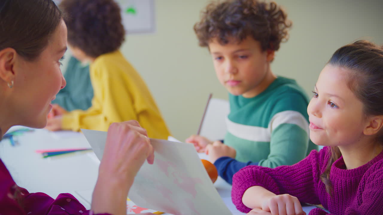 estudiantes de escuela primaria con maestra mirando el mapa en la lección de geografía en el aula