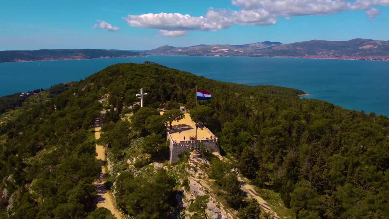 4k de arco rápido filmado alrededor de la colina de marjan en split, croacia