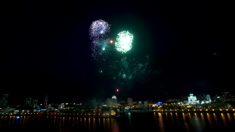 fuegos artificiales sobre la ciudad por la noche