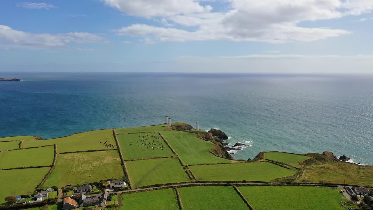 아일랜드 남부에 있는 워터포드의 바위투성이 해안선과 메탈 맨이 보이는 농지의 공중 촬영