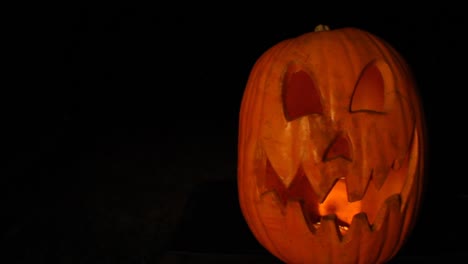 Alto-Jack-O-Linterna-Con-Luz-De-Calabaza-Parpadeante-Halloween-Enmarcado-Lente-Gran-Angular-Derecha