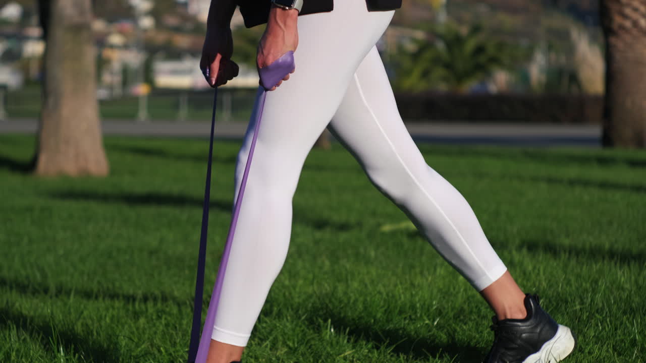 공원 에서 저항 밴드 와 함께 지 를 하는 여자