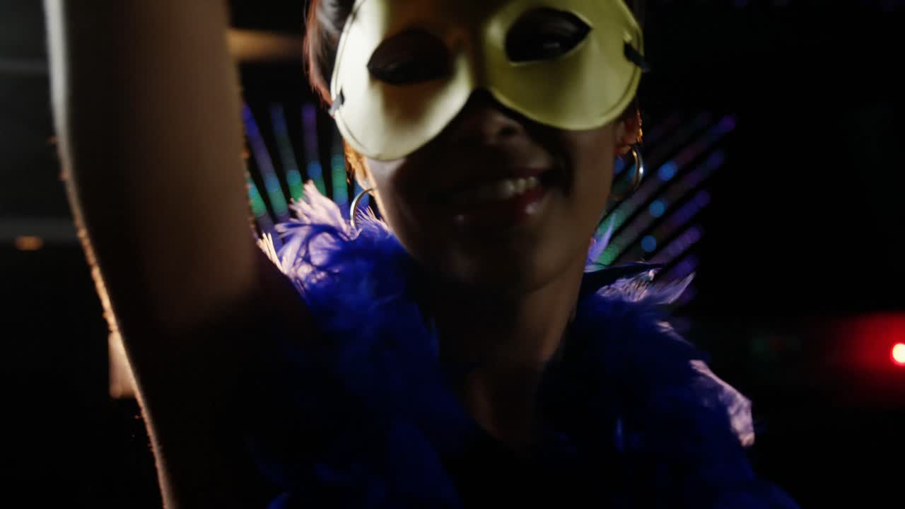 mujer sonriente bailando en la pista de baile