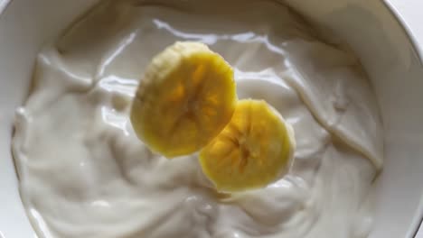 banana in yogurt