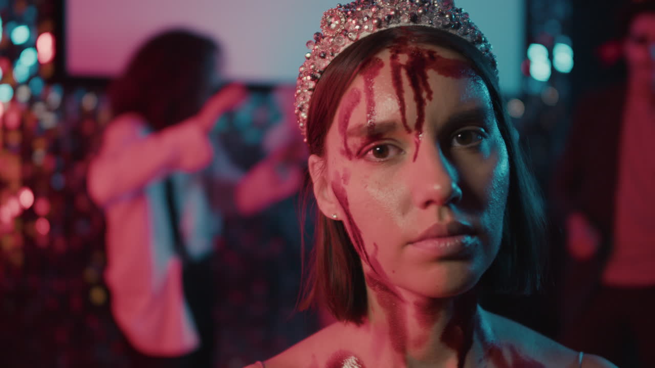 카메라를 바라보는 젊은 여성의 클로즈업 뷰.