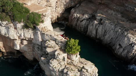 turistas en kayak cerca de los acantilados y cuevas de pula istria, croacia en europa