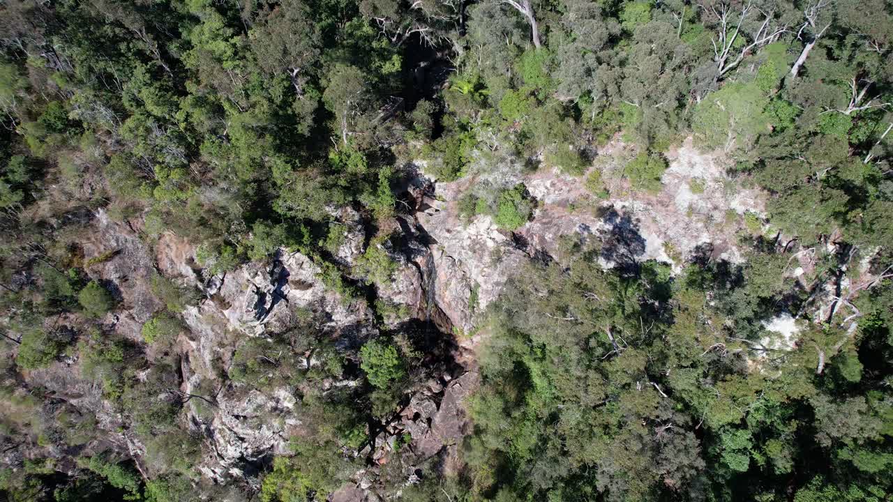 montañas rocosas escarpadas con árboles de eucalipto en las cataratas mirador y toros cae en el monte mee, queensland, australia