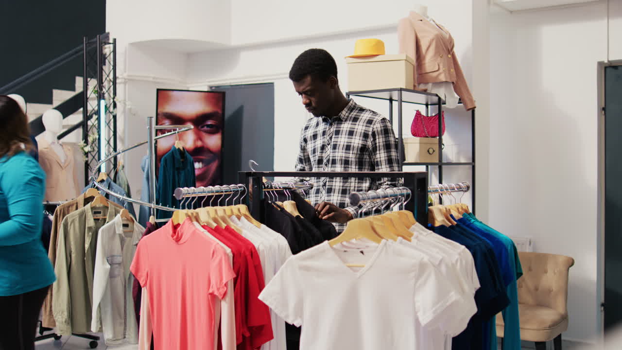 hombre comprobando el estante con una nueva colección