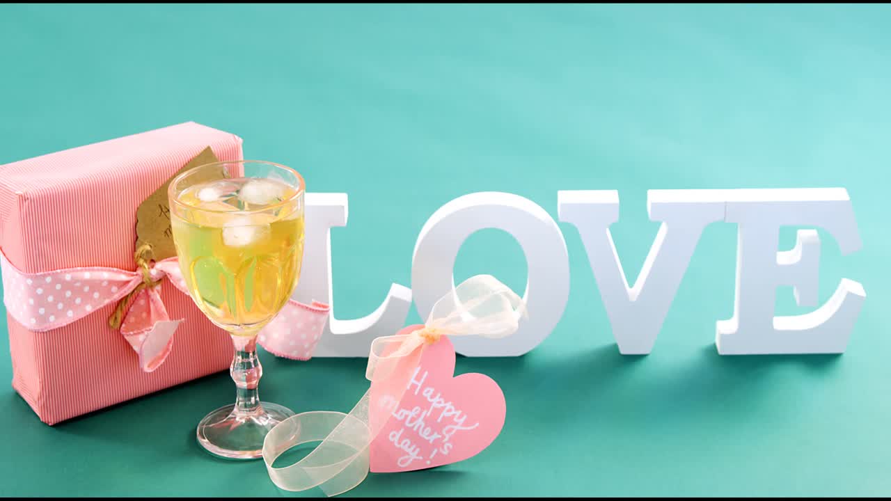 선물 상자 와 초록색 배경 에 있는 알파 ⁇  사랑