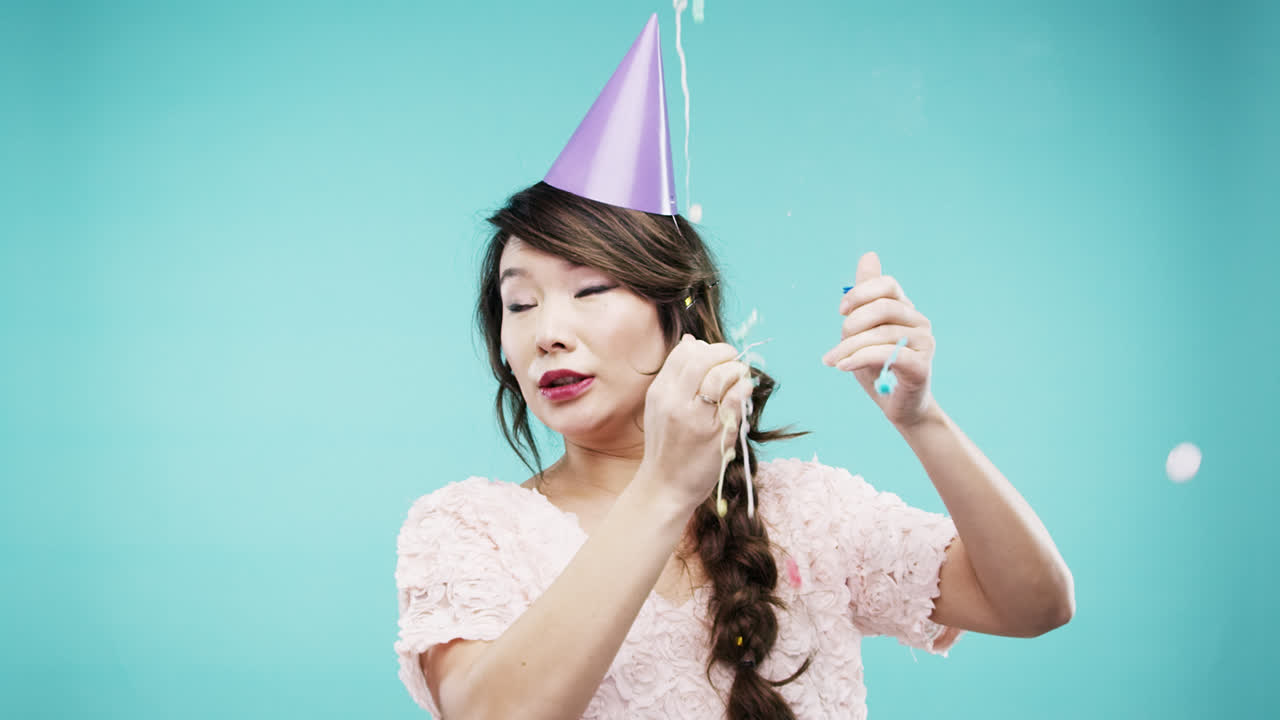 미친 얼굴 혼합 인종 남자 파티 팝퍼 느린 동작 사진 부스 파란색 배경