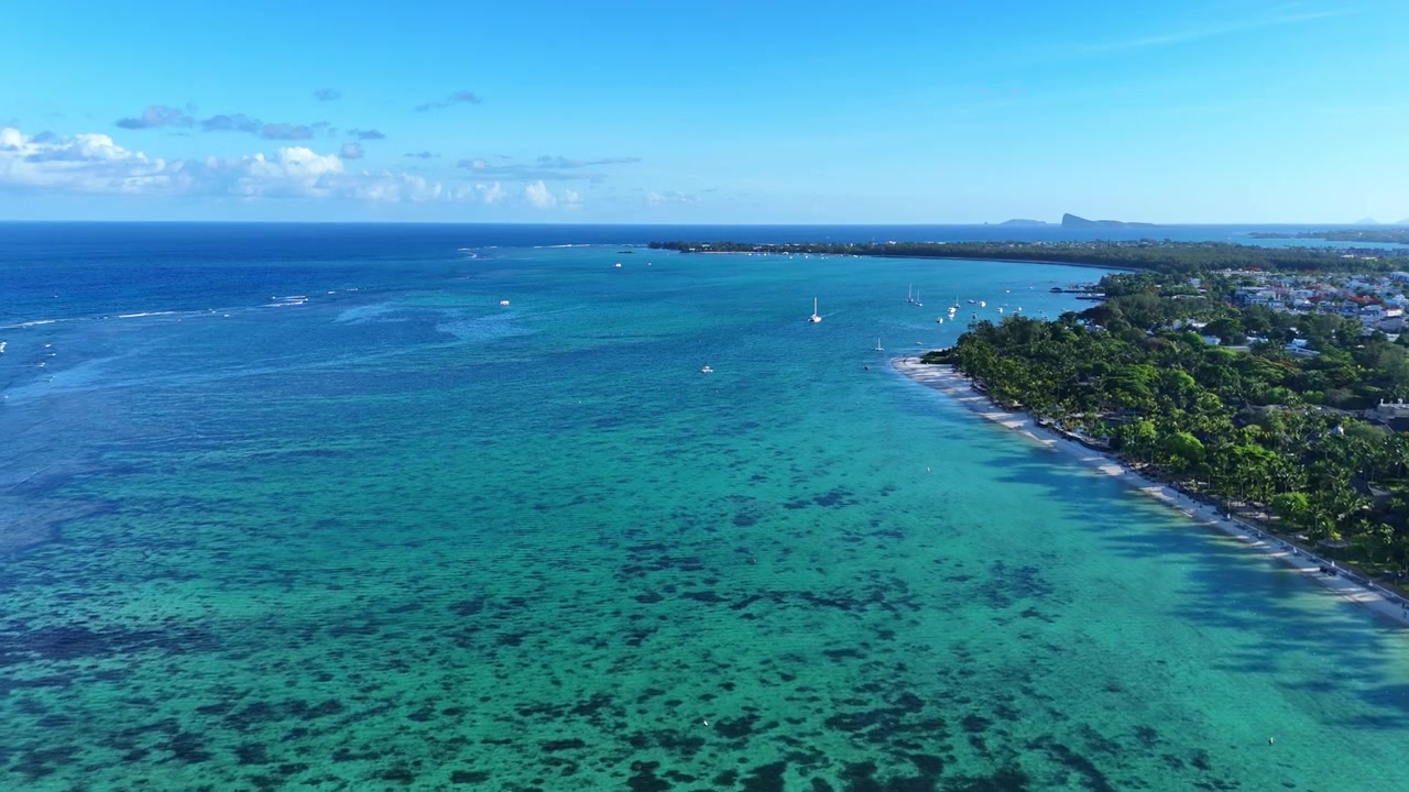 Vista de dron de la playa de Trou aux Biches sobre una laguna turquesa