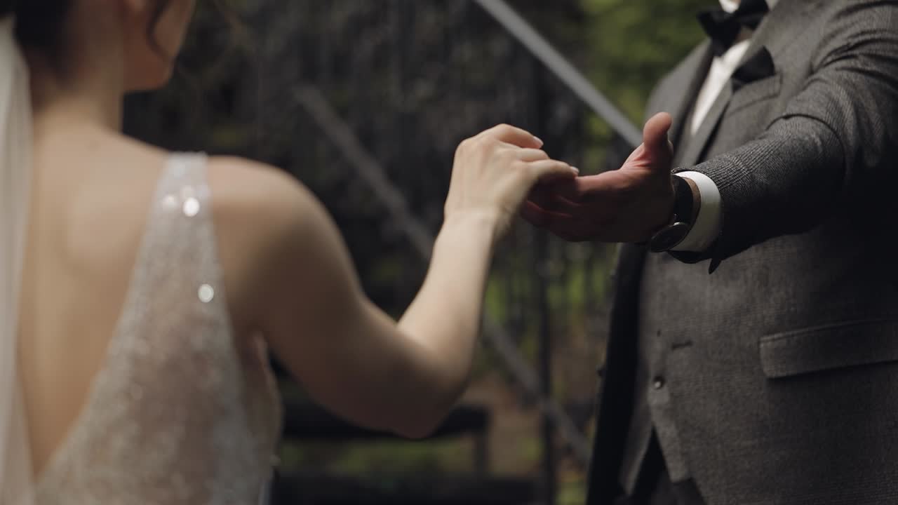 신혼부부, 신랑의 손과 신부의 손이 서로 만져, 공원에서 결혼 부부, 행복한 가족