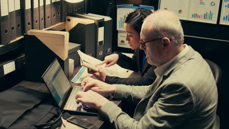 detectives reconstruyendo escenas de crímenes basados en pruebas de archivo.