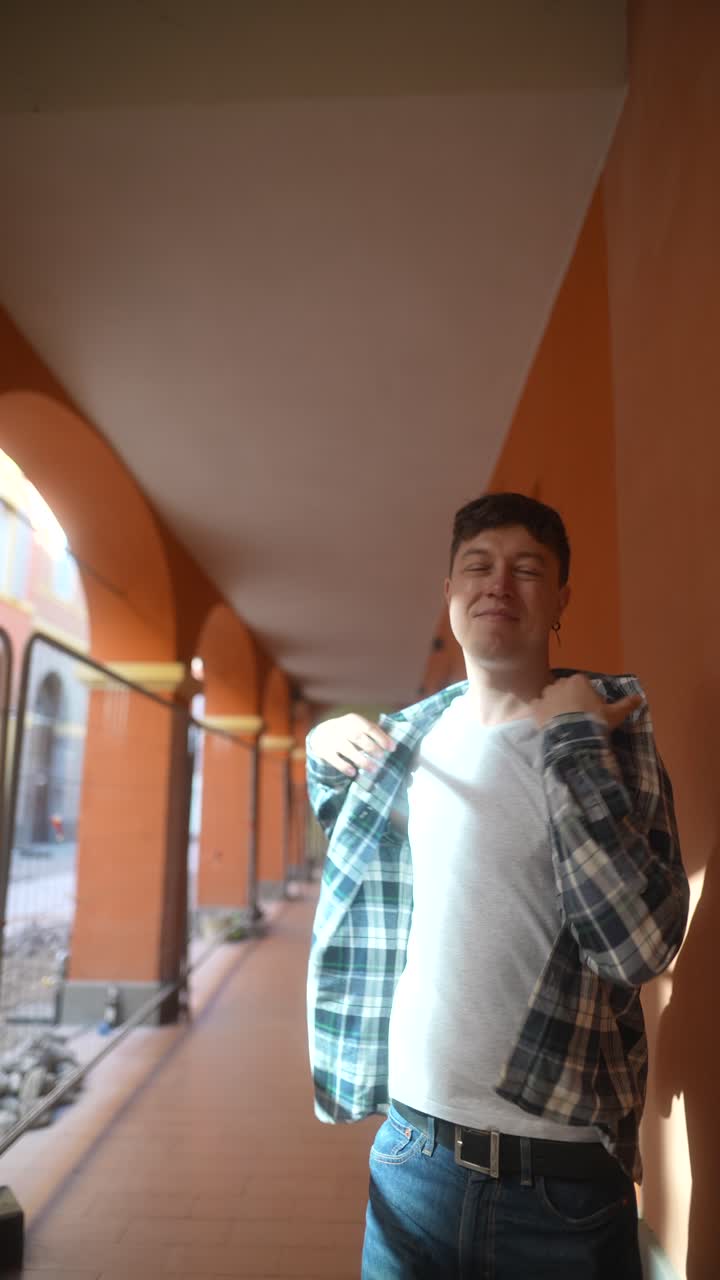 카레드 셔츠와 청바지를 입은 남자