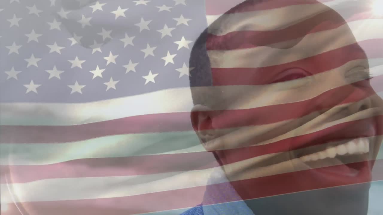 미소 짓는 아프리카계 미국인 여성의 클로즈업 위에 흔들리는 미국 발의 애니메이션