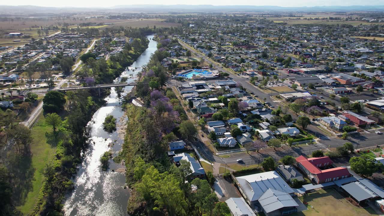 Puente de carretera cruzando el río Richmond en la ciudad de Casino, NSW, Australia.