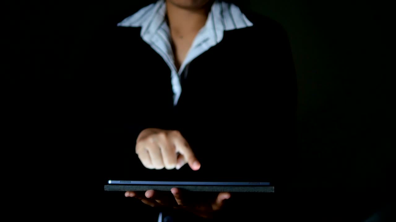 mujer de negocios que usa tabletas oscuras y grano procesado