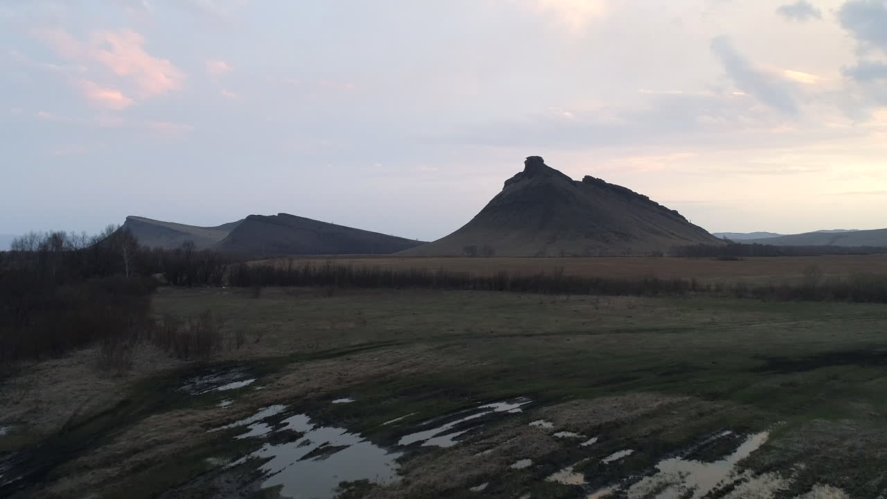 Il tramonto sulla catena montuosa