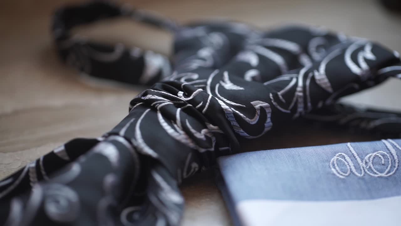 corbata negra y bolsillo azul cuadrado