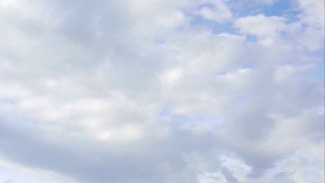 Zeitraffer-Eines-Blauen-Himmels-Mit-Weißen,-Bauschigen-Wolken