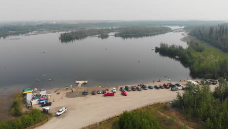 video de drones de 4k de surfistas de remo y kayakistas en el lago cushman en fairbanks, ak durante el día de verano-3