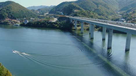 一座高高的河橋