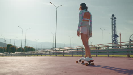 mujer patinando en un parque de la ciudad