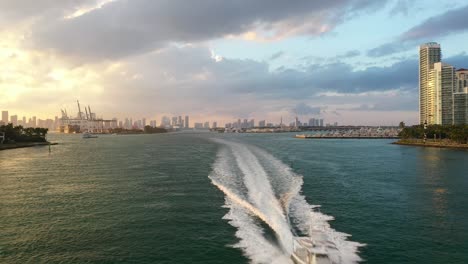 Speedboats-on-water-in-downtown-Miami-at-sunset