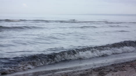 Waves-crashing-up-on-the-shores-on-the-beach